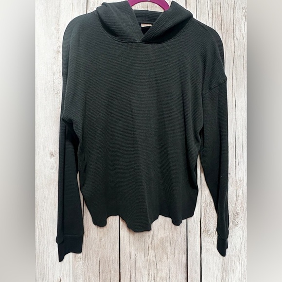TNA Aritzia Black Boxy Waffle Knit Light Weight Hoodie Sweatshirt Size Medium - Picture 1 of 5